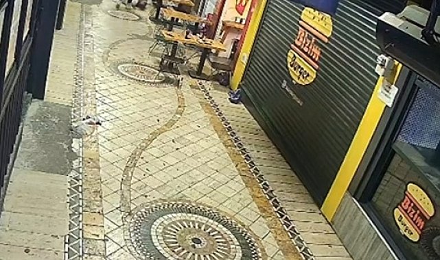 Yoldan geçen mühendisin önünü kesip dövdüler; olay kamerada