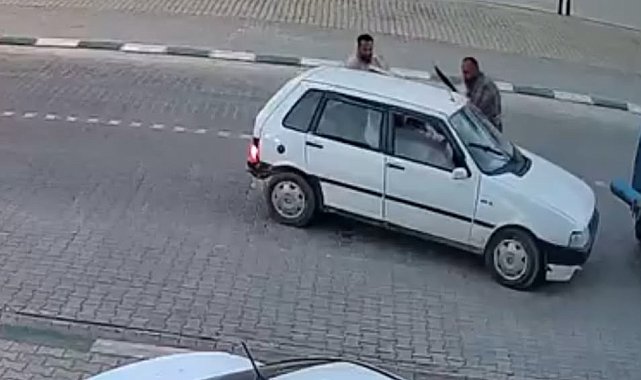 Yolunu kesen kuzenleri tarafından demir çubuklarla dövüldü; olay kamerada