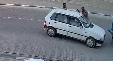 Yolunu kesen kuzenleri tarafından demir çubuklarla dövüldü; olay kamerada