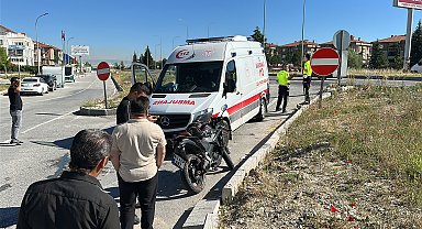 Yön levhasına çarpan motosikletin sürücüsü ağır yaralandı