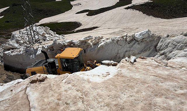 Yüksekova'da 5 metreyi bulan kar kütleleri temizleniyor
