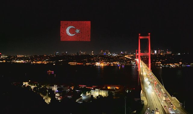 15 Temmuz Demokrasi ve Milli Birlik Günü nedeniyle Şehitler Köprüsü'nde dron gösterisi gerçekleştirildi -1