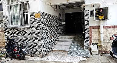 2 çocuğunun annesini çekiçle dövüp, bıçakla boğazını kesti