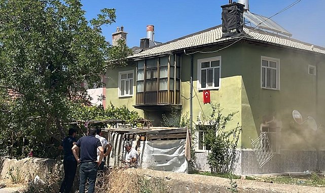 2 katlı evde yangın çıktı; içerideki 6 çocuğu itfaiyeciler kurtardı