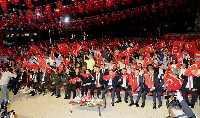 Adana'da 'Demokrasi Nöbeti' tutuldu, şehitler dualarla anıldı