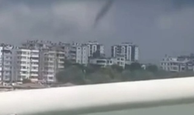 Adana'da sağanak ve hortum; yasağa rağmen denizde yüzmeye devam ettiler