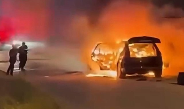 Alev alan otomobil, kullanılamaz hale geldi