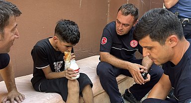 Alevlerden sonra gelen şefkat; itfaiye erleri 13 yaşındaki çocuğu yalnız bırakmadı