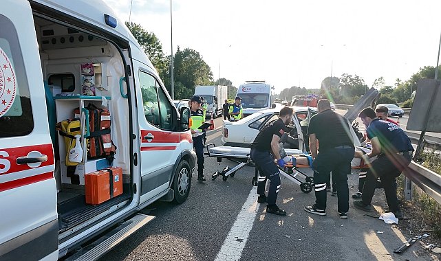 Anadolu Otoyolu'nda otomobil bariyere çarptı 3 yaralı