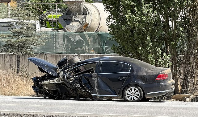 Ankara'da otomobil direğe çarptı: 3 yaralı