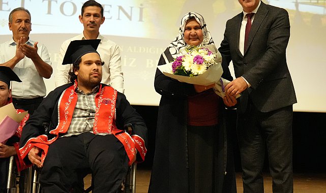 Annesinin tekerlekli sandalyeyle okula getirip götürdüğü Abdulsamet, üniversiteyi dereceyle bitirdi