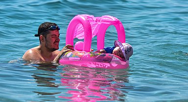 Antalya'da hava 'aşırı', deniz 'çok' sıcak