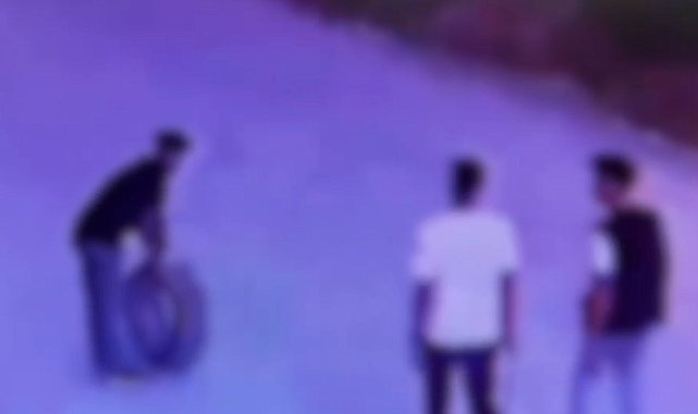 Araçlarının lastiği patlayınca park halindeki otomobilin yedek lastiğini çaldılar