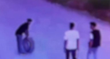 Araçlarının lastiği patlayınca park halindeki otomobilin yedek lastiğini çaldılar