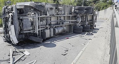 Arnavutköy'de şoförünün direksiyon hakimiyetini kaybettiği kamyon devrildi