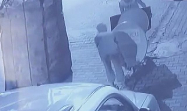 Ataşehir'de uydu anteni hırsızlığı kamerada