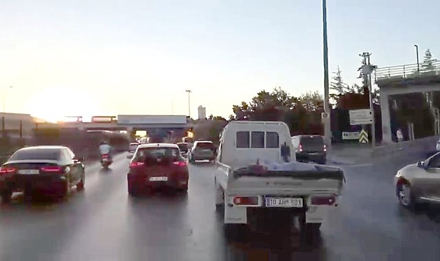 Avcılar D-100'de iki kamyonet makas atarak yarıştı; 277 bin 662 lira para cezası