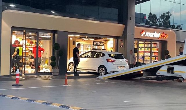 Bağcılar'da akaryakıt istasyonundaki otomobil markete daldı; müşteri yaralandı