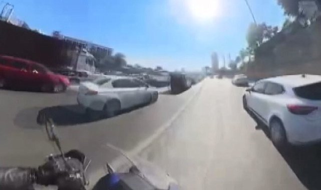 Bağcılar'da kontrolsüz şekilde yan yola giren otomobil motosiklete çarptı