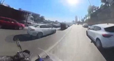 Bağcılar'da kontrolsüz şekilde yan yola giren otomobil motosiklete çarptı