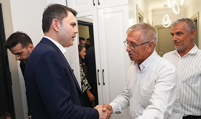 Bakan Kurum'dan depremzede Yusuf ve dedesine ziyaret