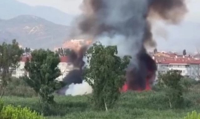 Balıkesir'de sazlık alanda çıkan yangın söndürüldü