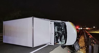 Bariyerlere çarparak devrilen kamyonetin sürücüsü yaralandı