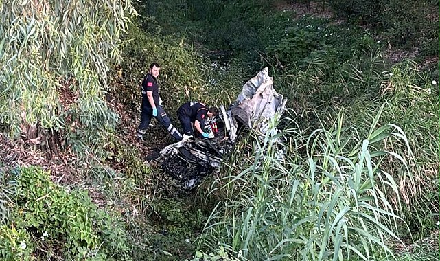 Bariyerlere çarpıp şarampole yuvarlanan otomobilin sürücüsü öldü