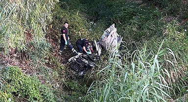 Bariyerlere çarpıp şarampole yuvarlanan otomobilin sürücüsü öldü