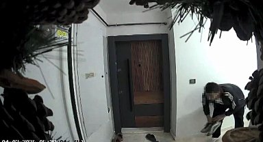 Başakşehir'de apartmandaki ayakkabı hırsızlığı kamerada