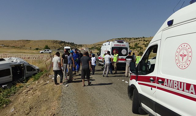 Batman'da minibüs ile otomobil çarpıştı: 11 yaralı