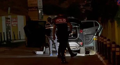 Beylikdüzü'nde denetim sırasında polis ile şüpheliler arasında arbede: 1 kişi silahla yaralandı