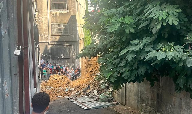 Beyoğlu'nda metruk binada kısmi çökme -1