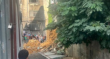 Beyoğlu'nda metruk binada kısmi çökme -1