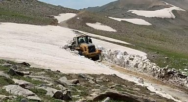 Bitlis'te temmuz ayında karla mücadele