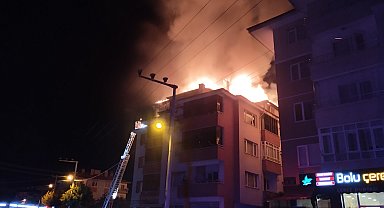 Bolu'da bir apartmanın çatı katı alev alev yandı