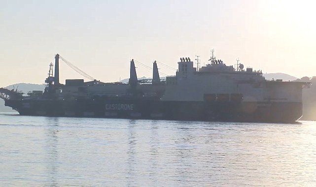Boru döşeme gemisi 'Castorone' İstanbul Boğazı'ndan geçiyor -1