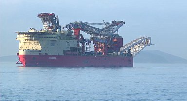 Boru döşeme gemisi 'JSD6000' İstanbul Boğazı'ndan geçiyor -1