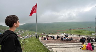 Bulut ve sis, Damal'daki Atatürk silüetini gizledi