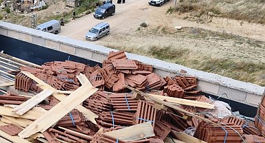 Bursa'da çatıda devrilen kiremitlerin altında kalan 2 işçi yaralandı
