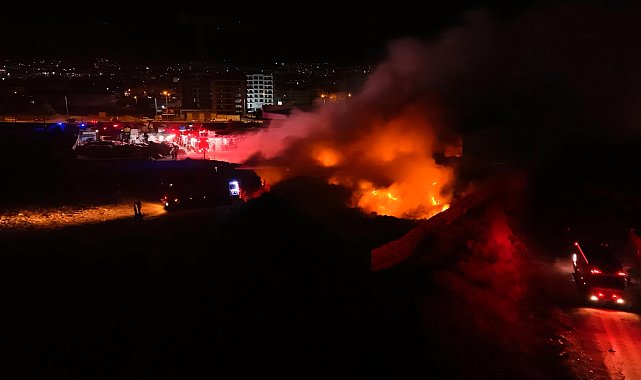 Bursa'da geri dönüşüm tesisindeki yangın dronla görüntülendi