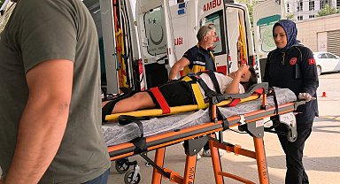 Bursa'da otomobil köprü üzerindeki bariyerlere çarptı: 5 yaralı