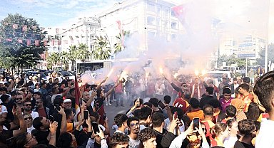 Büyükçekmece Şampiyonlar Anıtı'nda Galatasaray bayrağı göndere çekildi Metin ve fotoğraf eklendi