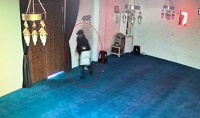 Camideki yardım kutusunu kırıp 100 bin TL çaldı; hırsızlık kamerada