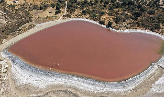 Çanakkale'de 'Kalpli Göl' pembeye büründü