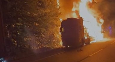 Çanakkale'de alev alev yanan TIR'ın dorsesi kullanılamaz hale geldi