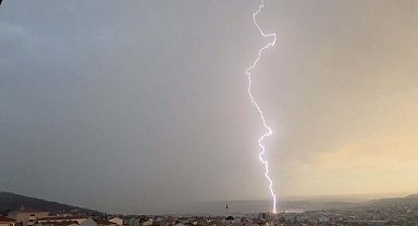 Çanakkale'de yıldırım düşme anı kamerada