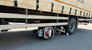 Çarpıştığı kamyonetin altında kalan motosikletli kazadan 7 gün sonra öldü