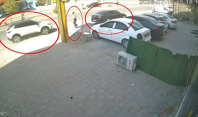 Cip, park halindeki otomobile çarptı, yaya son anda kurtuldu; kaza anı kamerada