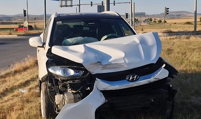 Çorum'da iki otomobilin çarpışması kamerada; 6 yaralı